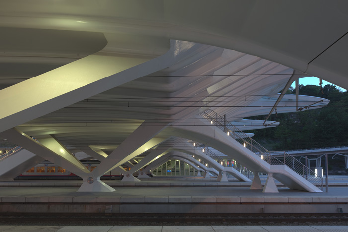 Liège-Guillemins TGV-Bahnhof (Calatrava 2009) Treppenstützen Nord abends